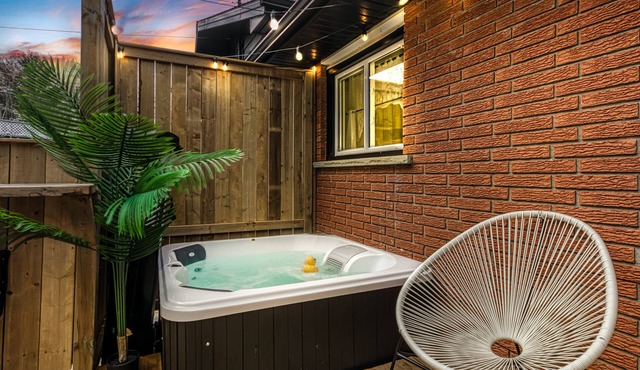 Hot Tub Delight, King Beds & Unforgettable Moments in Greater Sudbury