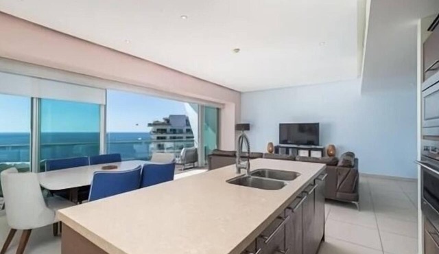 ICON PENTHOUSE Condo 3 bed 3.5 bath with rooftop Jacuzzi - Beachfront