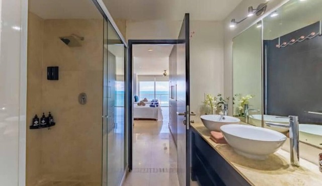 In ☆ sea front/Luxurious facilities/Unbelievable location ☆.