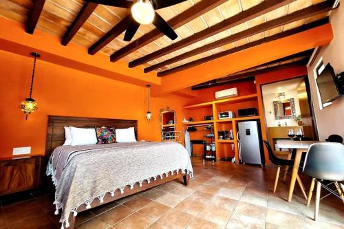 Jonathan's Lugar Charming 1BR Escape with Heated Pool in Centro