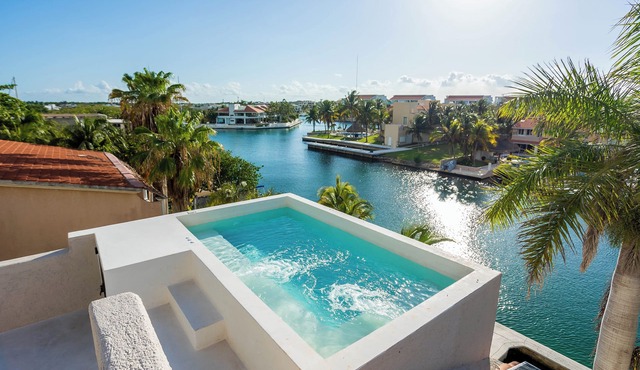 Lagoonfront Luxury Villa- Steps from the Beach