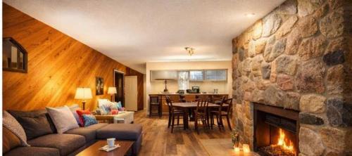 Large 2 Floor Condo, Pool Pass, Beach Club, walk to Shanty Creek in Bellaire