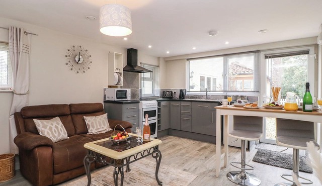 LITTLE HERRIOTTS, romantic, with a garden in Bishop Sutton in Bristol