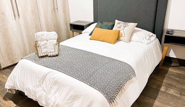 Lovely and cozy boho apartment 5 blocks from the Cathedral