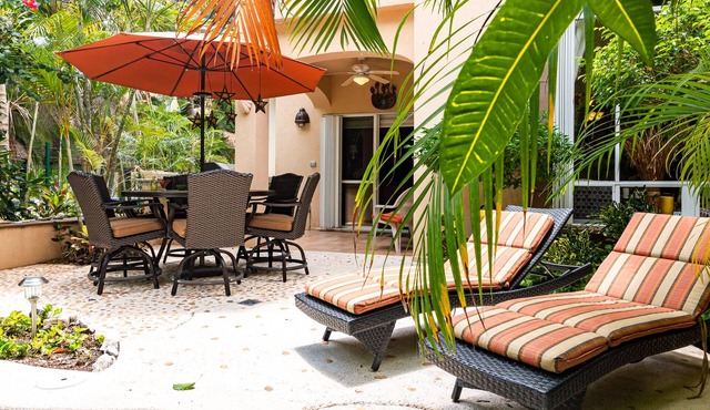 Low Season rate! Cozy 3 house, close to the beach, w/private pool and BBQ