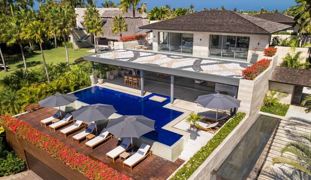 Luxurious Tropical Retreat | Serenity & Elegance Combined