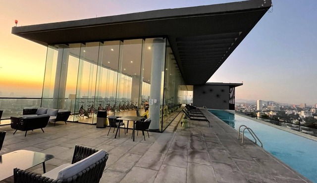 Luxury 3BR Condo in Colonia Americana Pool, Gym & Workspace