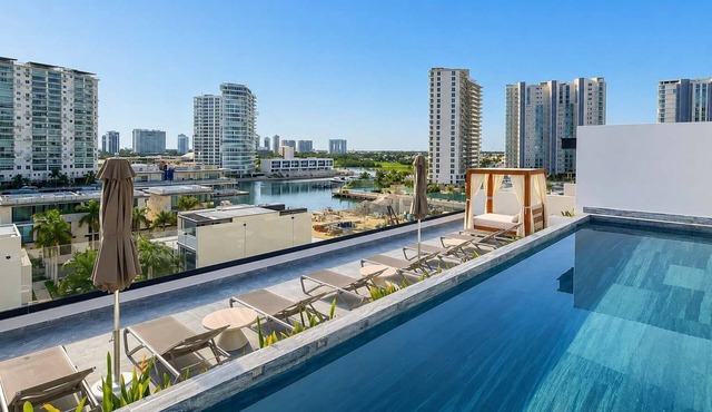 Luxury 3BR in Puerto Cancun | Rooftop Pool & Gym