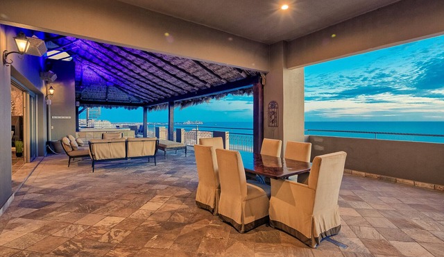 Luxury 4Bd Penthouse, Ocean VIEWS, 2 king suites, pvt jacuzzi, beachfront resort