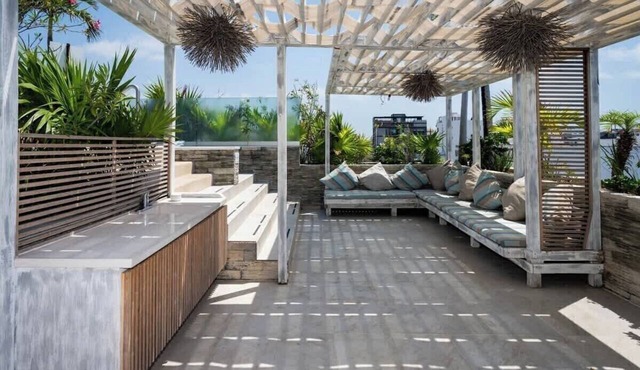 LUXURY Apartment. 1 block from 5th Avenue