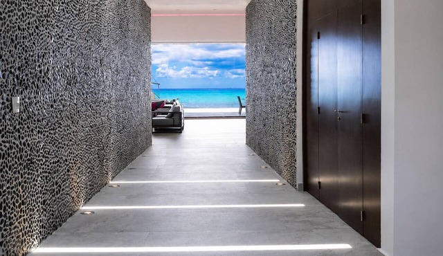 Luxury Beachfront Villa downtown Playa del Carmen, infinity pool, housekeeping