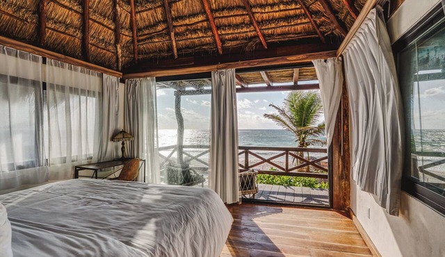 Luxury Beachfront Escape Rooftop Pool, Gym & Ocean Views
