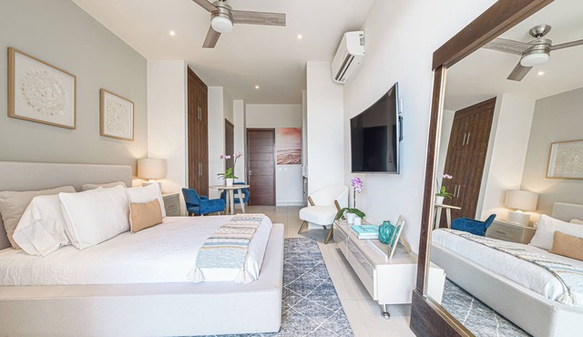 Luxury Studio in Cabo San Lucas! Great Location, Pool, Gym & Paddle Court Access