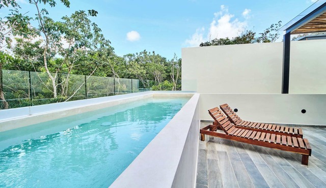 Luxury Villa with 2 Pools, Sundeck & Fast WiFi