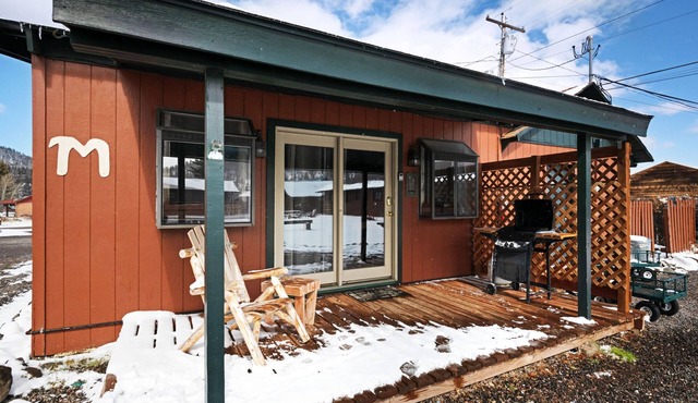 "M" Moose Studio Cabin with private hot tub in South Fork