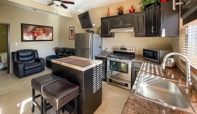 Mexican Accent Apartment Steps From The Bay #2