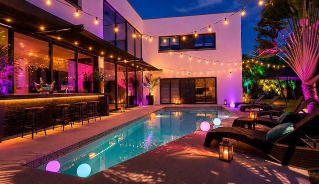 Modern villa in Playacar, 5 minutes from Quinta; ideal for families and groups of up to 24 people—shuttle service available