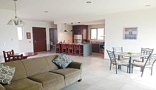 Moon House F4: Spacious 3-Bedroom Apartment in Downtown