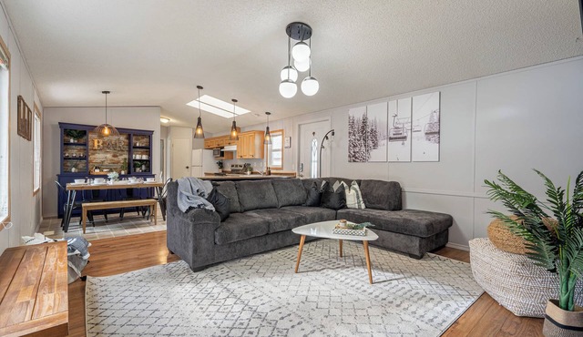 Mountain Time | Furnished 30+ Day Retreat in Crowsnest Pass