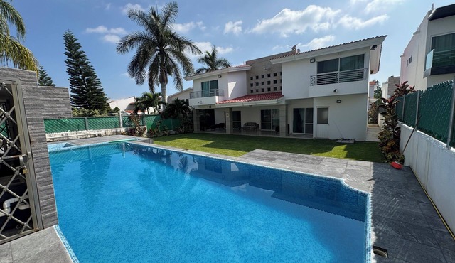 Luxury home for 25, Lomas de Cocoyoc, swimming pool, jacuzzi, private garden