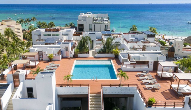 Near to the Beach 2 BR Condo with Pool - CDM