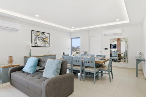 New Lux Tower with Double King bed great Views on the Malecon
