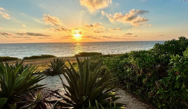 OCEAN FRONT MEXICAN STYLE VILLA, CARIBBEAN BLUE SEA VIEWS AND POOL - 6 guests