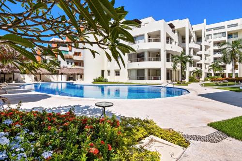 Ocean-view condo with resort pool & sundeck