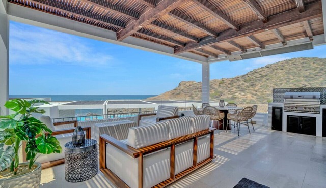 Oceanfront Condo w/Private Jacuzzi Cerritos