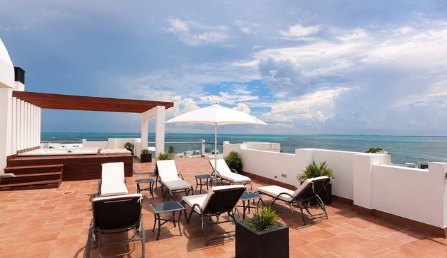 Oceanview Penthouse with Rooftop Pool & Jacuzzi