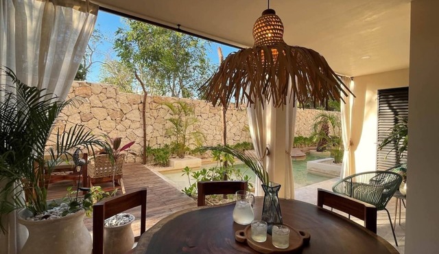Paradise awaits, luxury retreat w/2 pools (private plunge & swim up) and private courtyard + FREE extras! Gated community; 24/7 security