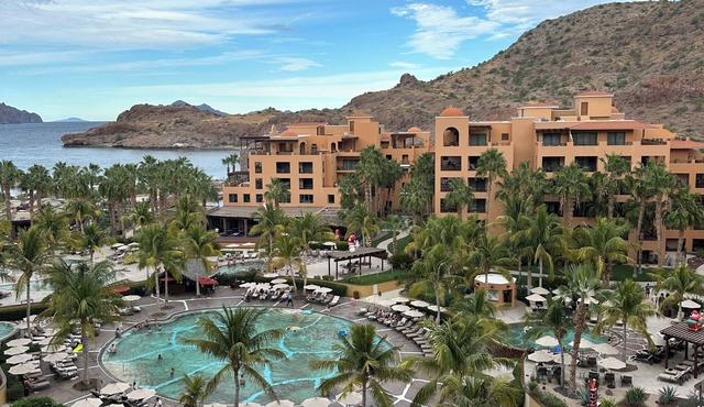 Pet & Family‑Friendly Retreat: Relaxing Deluxe Suite at Villa del Palmar in Ensenada Blanca