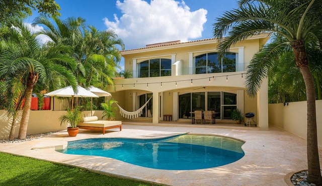 Pool + Jacuzzi Villa Walk to Beach Sleeps 16