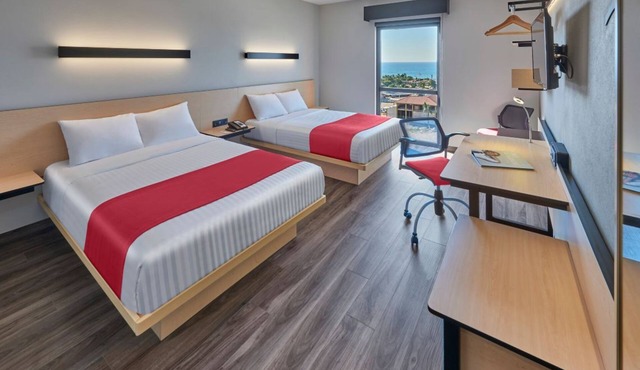 Prime Location Room with Cozy Touches Ideal for Exploring Beaches