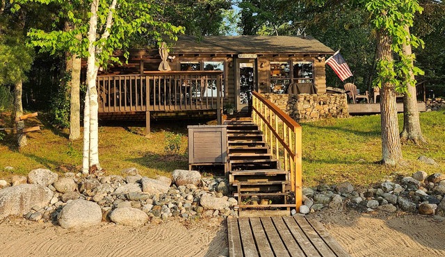 Private lake cabin. WiFi, Beach, Pontoon Rental. Booking for summer of 27! in Nevis
