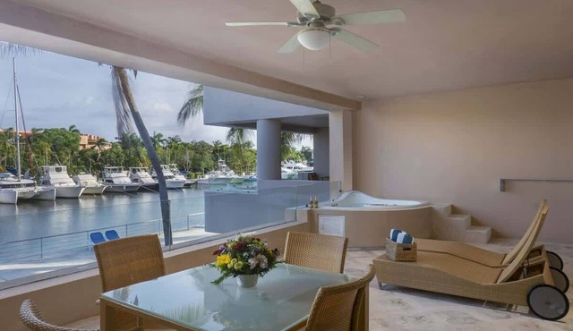 Puerto Aventuras Apartment: Gran Marina Views