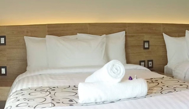Relax in 2 Stylish Rooms with Rooftop Sun Terrace in Central Cancún Location