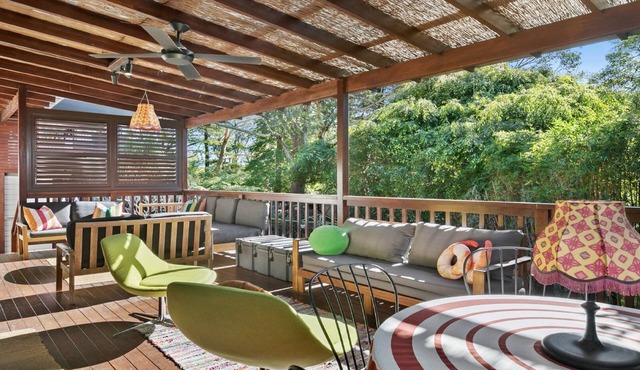 Retro inspired cottage just 100m to beach in Bateau Bay