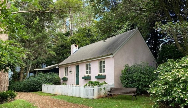 Romantic English Cottage on Tamborine Mountain, Double Spa and Wood Fire Place in Tamborine Mountain