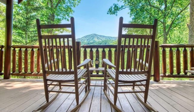 Romantic, Secluded, Stunning views, Hot Tub, Pool Table, Near Top Sights, Top. in Sevierville