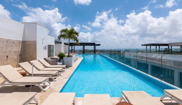 Rooftop Pool, Balcony, Jacuzzi, 1 Block to 5th Ave