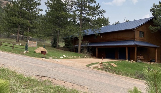 Rustic retreat -So much fun - log playground, hot tub, concrete game court in Crystola