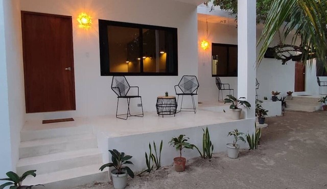Sleeps 4, Beach 1 Block, Nature, Mini Kitchen, c5