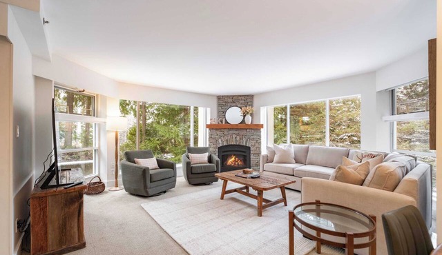 Slopeside condo w/pool & shared bike storage in Whistler