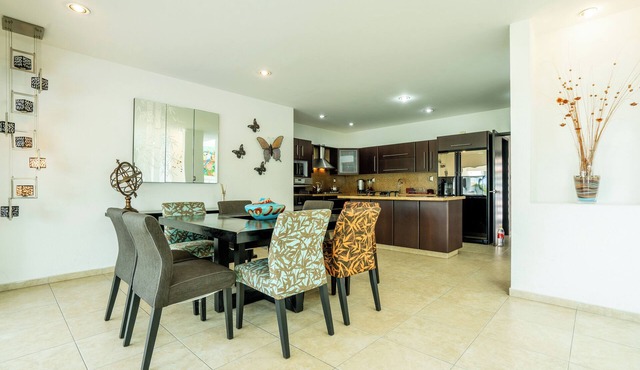 Spacious 5 Bedroom Oasis with Pool & BBQ