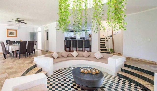 Spacious 5BR Acapulco condo with pool & spa access in Acapulco