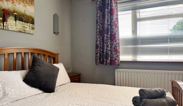 Spacious 6-bedroom house - 12 min from Gatwick in Crawley