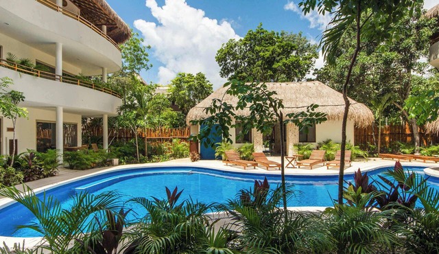 Spacious Condo w/Terrace & Community Pool