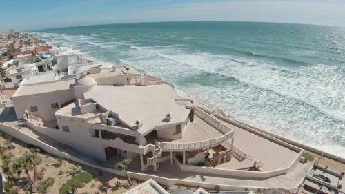 Spacious Family Beachfront Home Villa Dei Sogni