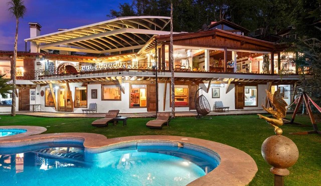 Spacious House with Spectacular View of the Lake of Valle de Bravo